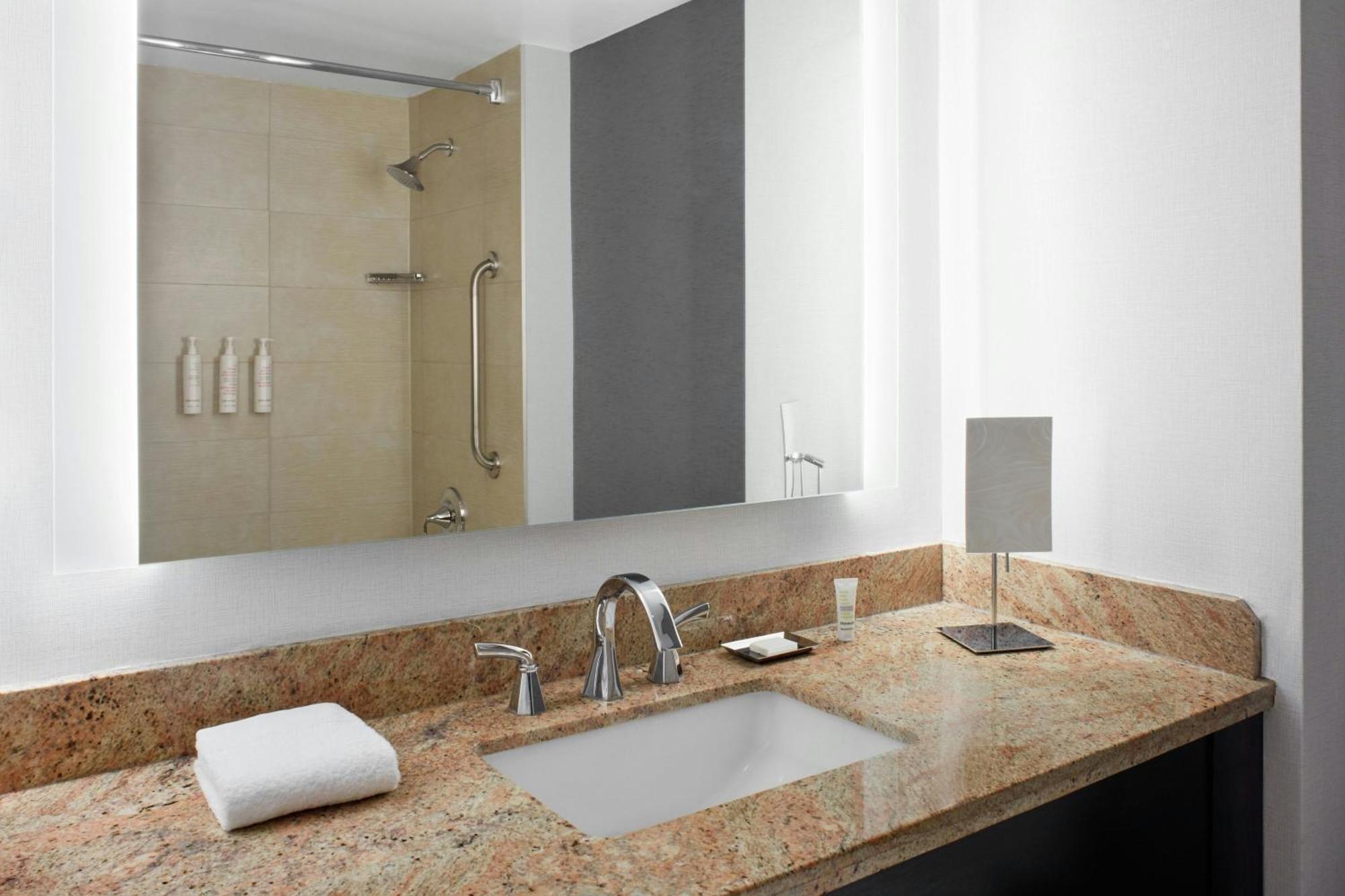 Marriott Harbourfront 4*